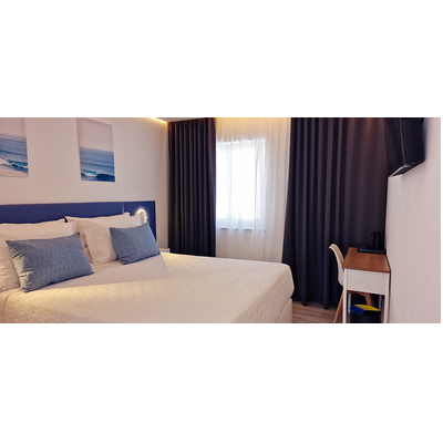 <br />O quarto dispõe de uma ampla cama king size, garantindo um descanso de elevada qualidade, complementada por um espaço organizado com toucador e roupeiro. Para maior conveniência, é disponibilizado um tabuleiro de boas-vindas com chaleira, seleção de chá, café e água.