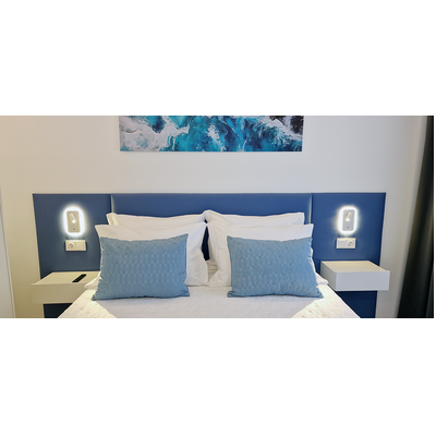 <br />O quarto dispõe de uma ampla cama king size, garantindo um descanso de elevada qualidade, complementada por um espaço organizado com toucador e roupeiro. Para maior conveniência, é disponibilizado um tabuleiro de boas-vindas com chaleira, seleção de chá, café e água.