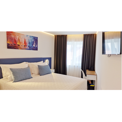 <br />O quarto dispõe de uma ampla cama king size, garantindo um descanso de elevada qualidade, complementada por um espaço organizado com toucador e roupeiro. Para maior conveniência, é disponibilizado um tabuleiro de boas-vindas com chaleira, seleção de chá, café e água.