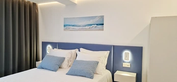 Quarto de casal adaptado para pessoas com mobilidade reduzida, com cama de 160x200, tabuleiro de boas vindas, água filtrada, casa de banho privada com duche, wc, lavatório, secador de toalhas, secador de cabelo, atoalhados e produtos de higiene naturais 100% vegan