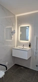 Quarto de casal adaptado para pessoas com mobilidade reduzida, com cama de 160x200, tabuleiro de boas vindas, água filtrada, casa de banho privada com duche, wc, lavatório, secador de toalhas, secador de cabelo, atoalhados e produtos de higiene naturais 100% vegan